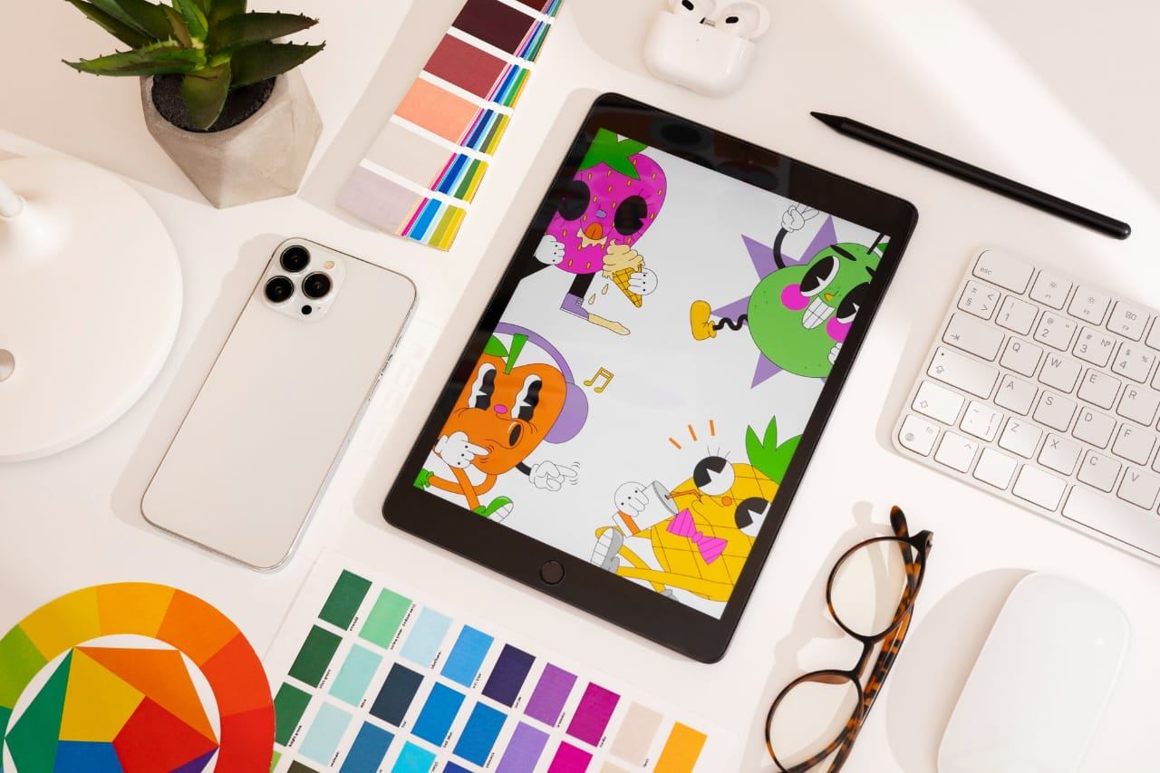 Escritorio de diseño con tableta, paletas de color y teclado