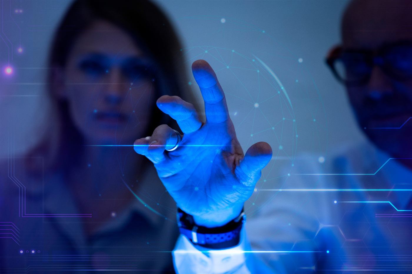 Interfaz tecnológica holográfica que una persona toca con la mano